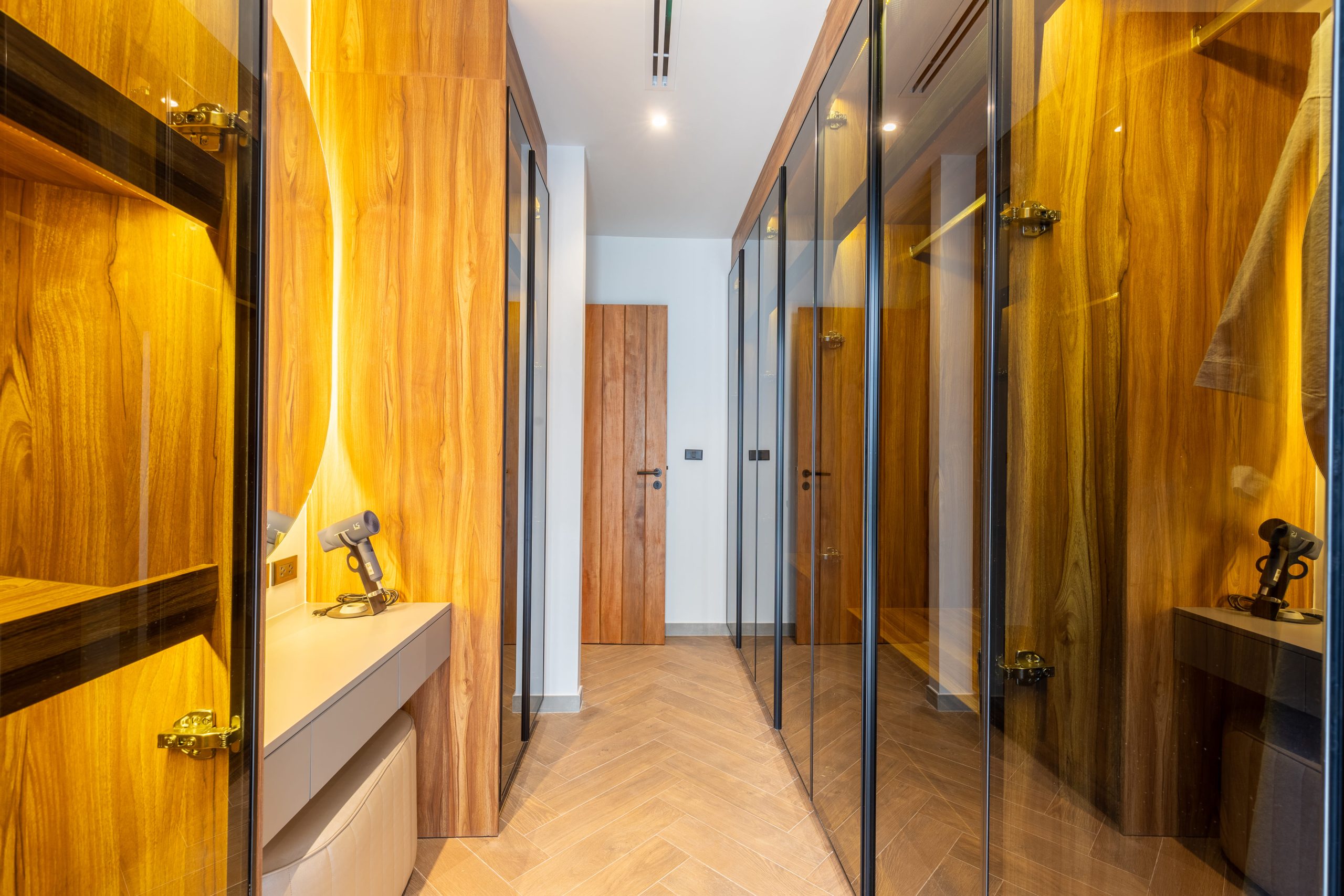 Villa F-21 Walk-in closet