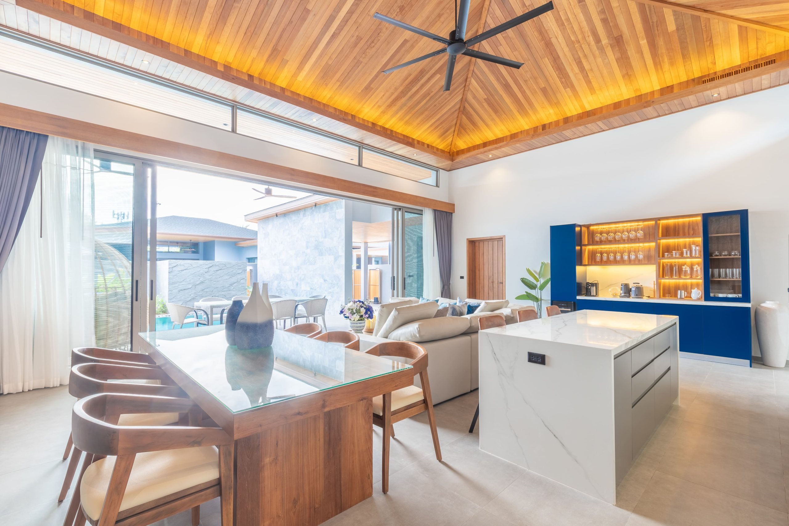 Villa F-8 Dining table