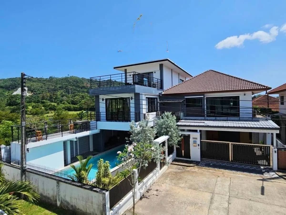Private Pool Villa with 5 Bedrooms in Kathu for Rent
