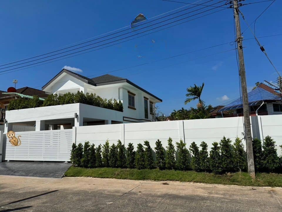 Modern Villa with 4 Bedrooms in Chalong for Sale