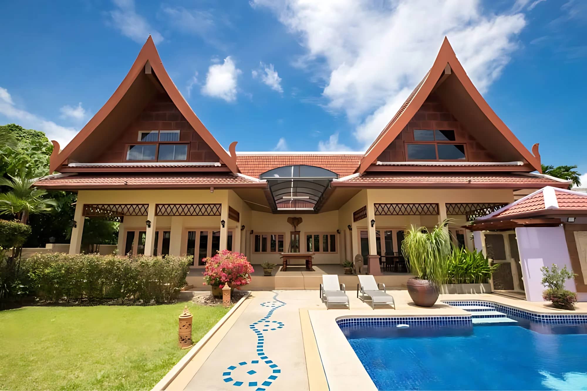 Private 4 Bedroom Pool Villa in Saiyuan for Sale, Rawai, Phuket